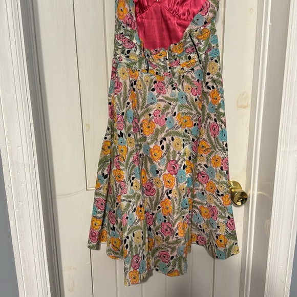 Short halter dress with beaded embellishments - Picture 4 of 10